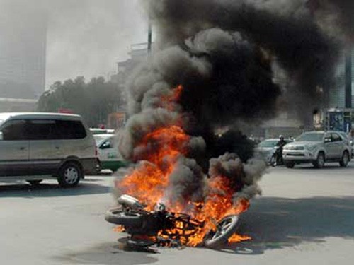 Trong ngày 6/1 ở Hà Nội, 2 chiếc xe Honda SH đã bất ngờ bóc cháy (Ảnh: xe Honda SH cháy ngày 12/12)